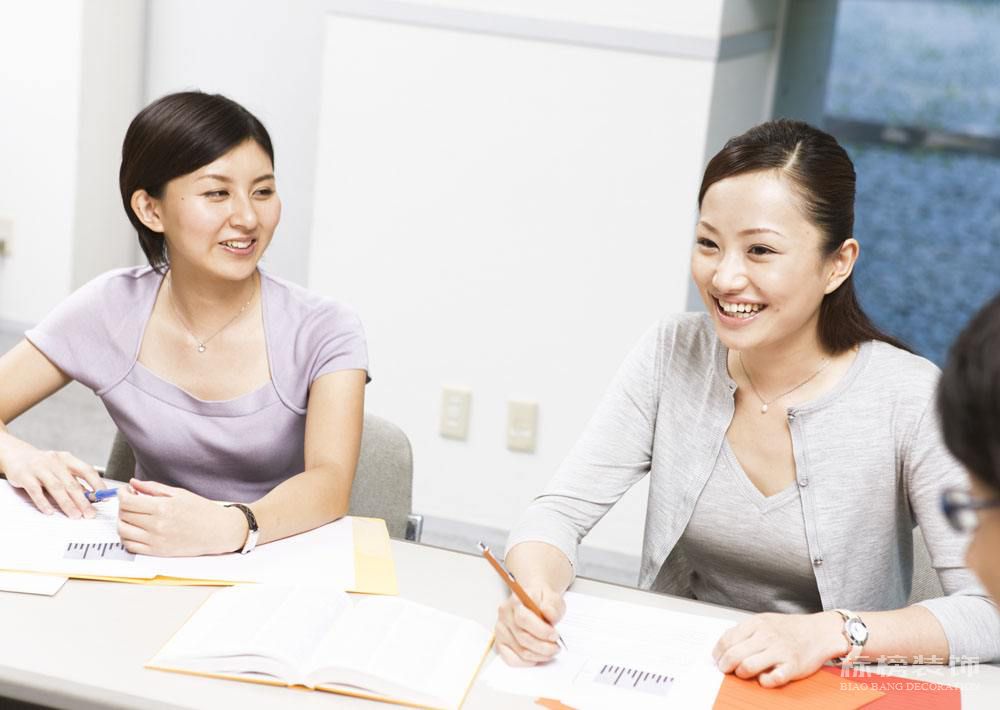 如何预算办公室装修成本？